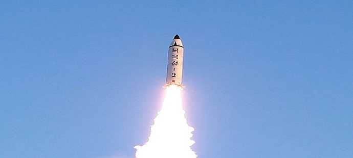 Corea del Nord, Kim Jong-un approva produzione di massa del missile a medio-lungo raggio