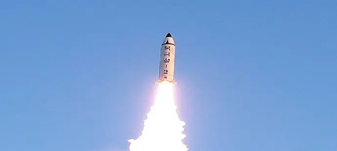 Corea del Nord, Kim Jong-un approva produzione di massa del missile a medio-lungo raggio