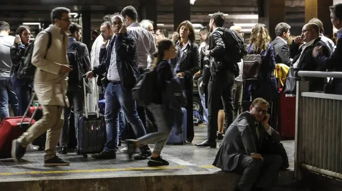 Termini in tilt: passeggero, centinaia in attesa in stazione [Aggiornamenti]