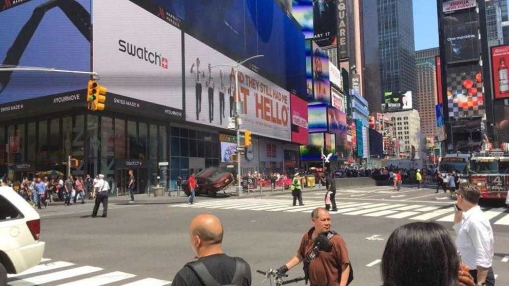 Auto travolge pedoni a Times Square: un morto e 13 feriti