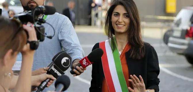 CasaPound irrompe durante una seduta del consiglio comunale e chiede le dimissioni della Raggi