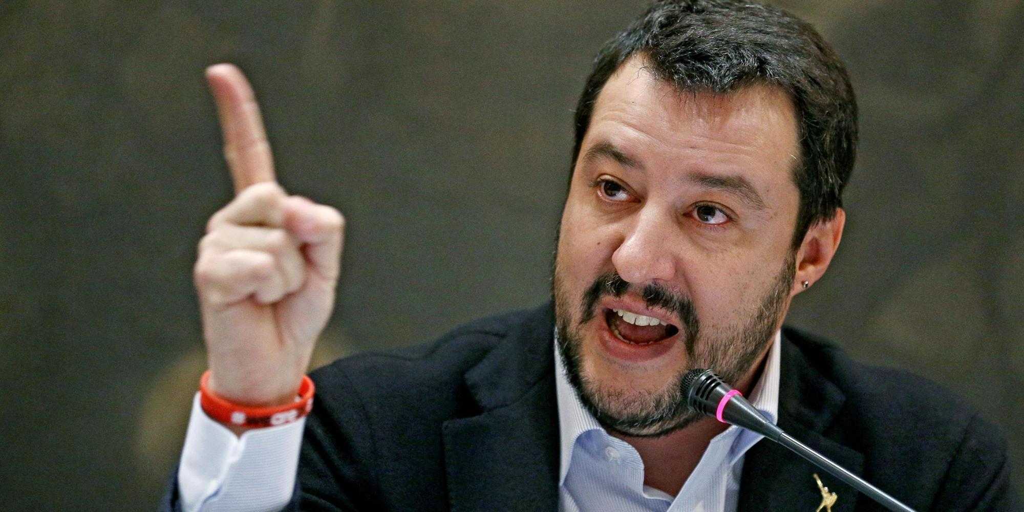 Migranti, Salvini: "Suono delle manette arrivi alle orecchie del Governo"