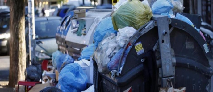 Rifiuti Roma, Baroni (M5s) su Fb: "Il Pd dà ordine di sporcare la città". Poi cancella il post