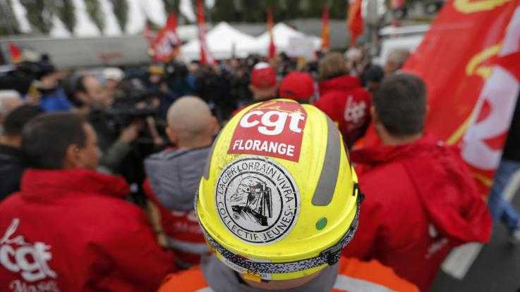 Francia, la rabbia degli operai: "Abbiamo minato la nostra fabbrica"