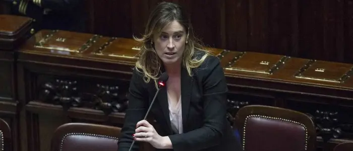 Banche, nuovo attacco M5S: "via le deleghe alla Boschi"