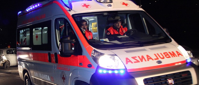 Ragazzo di 18 anni si spara per gioco con pistola padre, grave