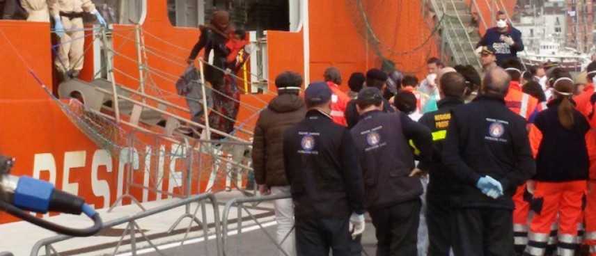Sbarco di 991 migranti a Salerno, anche bimbo di tre anni morto