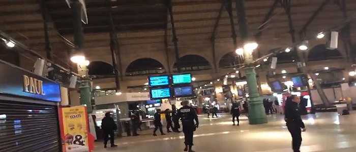 Parigi, circondato treno alla Gare du Nord per tre sospetti terroristi. Evacuata la stazione