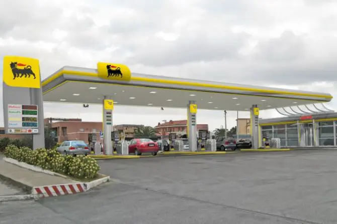 Sparatoria a Torino, Benzinaio gambizzato