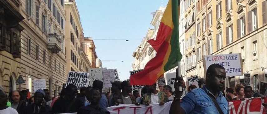 Roma, corteo per ricordare l'ambulante senegalese morto durante un blitz della polizia urbana