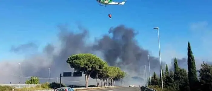 Incendio sulla Pontina, fiamme sotto controllo ma Asl sospetta presenza amianto