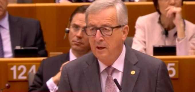 UE, Juncker elogia l'Italia: "Sulla crisi migratoria ha salvato l'onore dell'Europa"