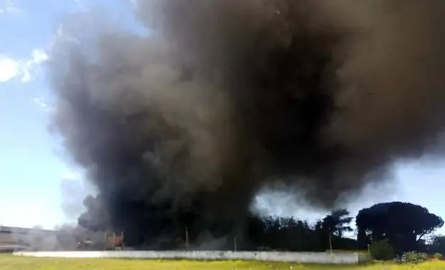 Incendio Pomezia, in corso le verifiche sulla qualità dell'aria