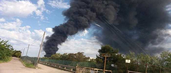 Pomezia, incendio al capannone della Eco X. Evacuati 90 bambini in gita