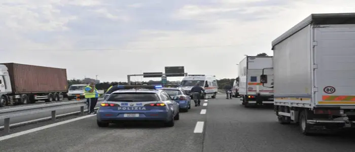 Livorno: auto si ribalta, due morti e tre feriti