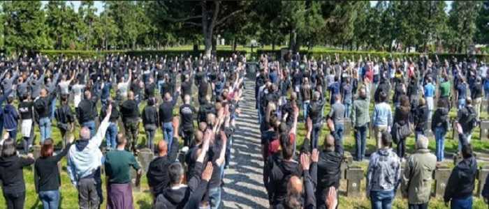 Milano, raduno di neofascisti al cimitero. Il prefetto: "saranno denunciati"
