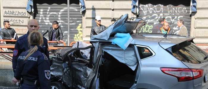 Milano, incidente: pirata della strada fugge e lascia morire l'altro autista