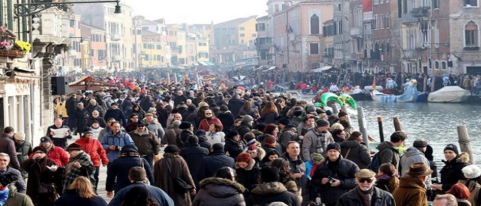 Venezia, troppi turisti. Si sperimenta il conta-persone