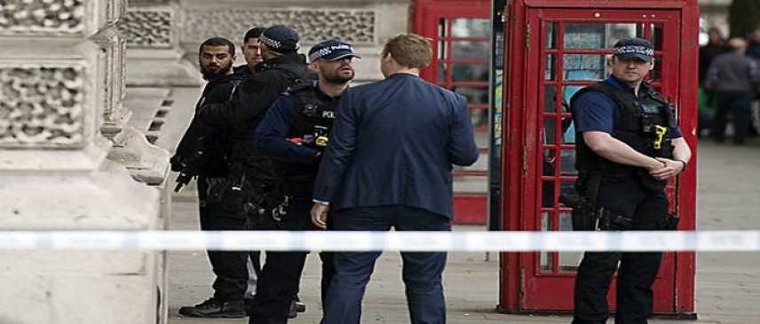 Londra, bloccato uomo a Westminster: trovati coltelli nello zaino