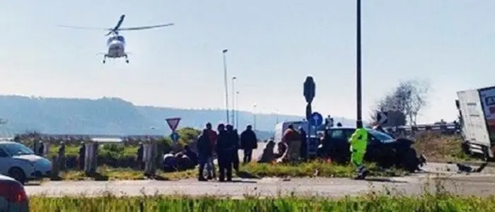 Incidenti stradali: auto contro camion a Lamezia, grave donna