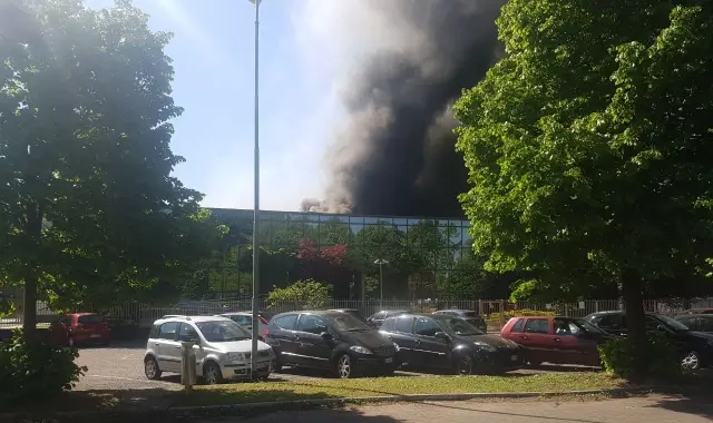 Varese, incendio in un'azienda di Marnate: intervenute 10 squadre dei vigili del fuoco
