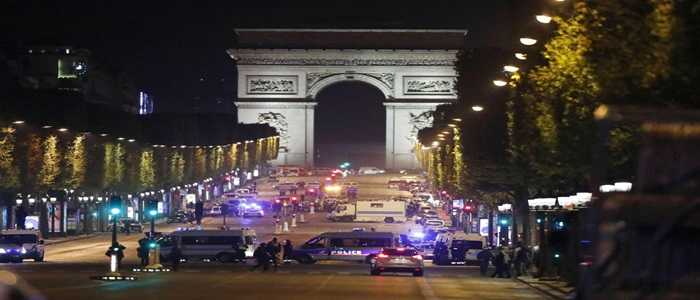 Parigi, attacco sugli Champs Elysées: presunto complice si presenta ad Anversa