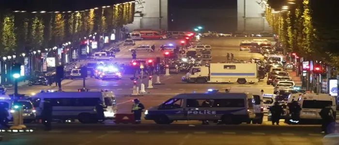 Champs Elysées, identificato l'autore dell'attentato: si chiama Karim B. Caccia al complice.