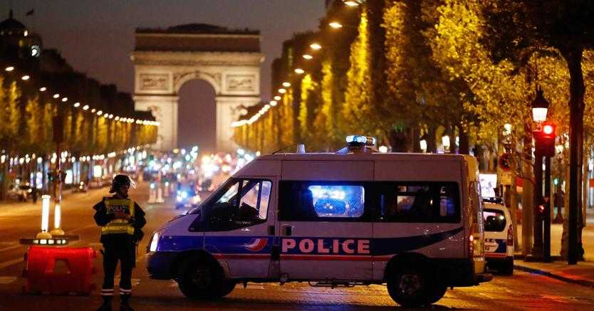 Parigi, sparatoria agli Champs Elysees. Ucciso un agente di polizia e l'aggressore