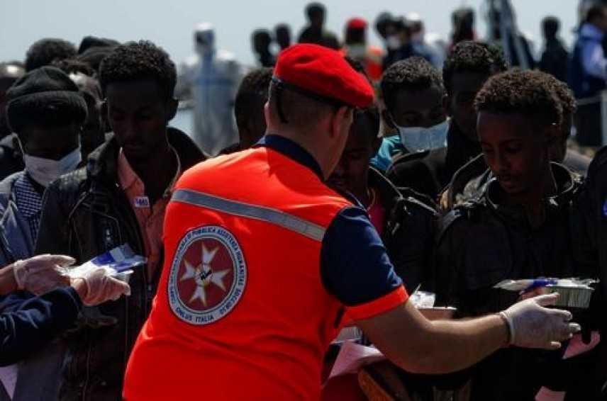 Salerno, sbarcata nave con 400 migranti: a bordo due cadaveri e almeno 10 minori accompagnati e non