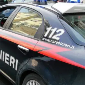 Roma, tenta di uccidere la compagna con mattarello, dopo lite per le fettuccine