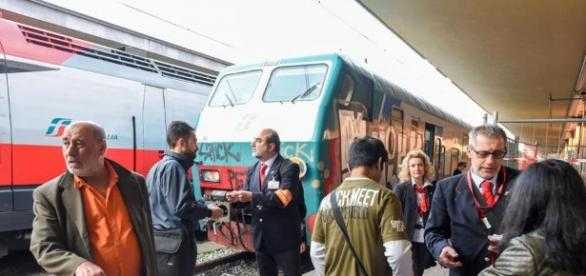 Torino, passeggeri in ostaggio di una gang sul treno per 5 ore