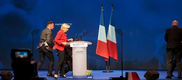 Parigi, scontri durante il comizio di Marine Le Pen: aggredito un deputato