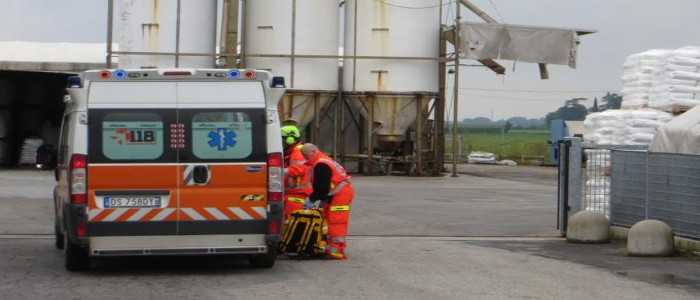 Ravenna, tragedia sul lavoro: camionista rimane schiacciato da mezzo d'opera
