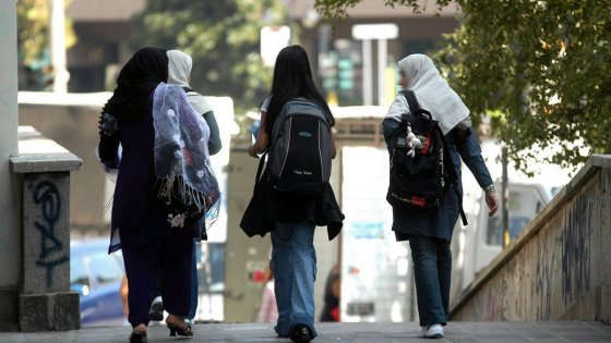 Siena, picchia la figlia che rifiuta di portare il velo e leggere il Corano: arrestato kosovaro