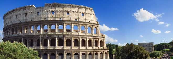 Colosseo: turista incide nomi dei familiari su un pilastro. Denunciato