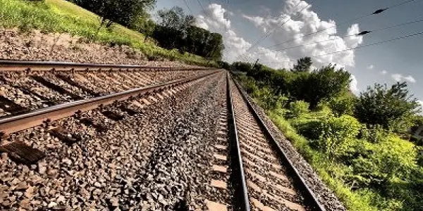 Furgone bloccato sui binari travolto da treno nel Varesotto