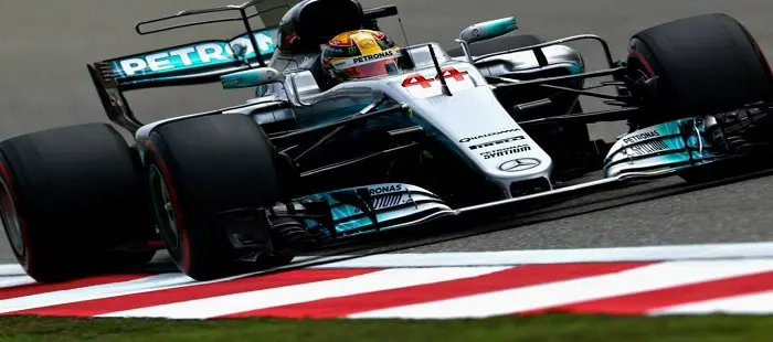 F1, Gp Shanghai: Hamilton in pole position. Vettel in prima fila, Raikkonen quarto