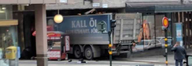 Stoccolma, camion sulla folla: bilancio provvisorio è di quattro morti