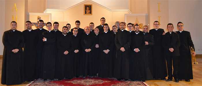 I seminaristi del S. Pio X" di Catanzaro cantano la Passione del Signore