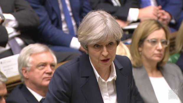 Theresa May contro il protocollo: in visita in Arabia Saudita senza velo