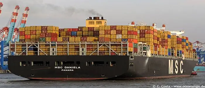 Sri Lanka, il porta container Msc "Daniela" è in fiamme
