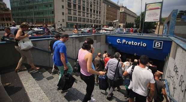 Roma, ragazzo cade su binari Metro B: è grave. Traffico in tilt