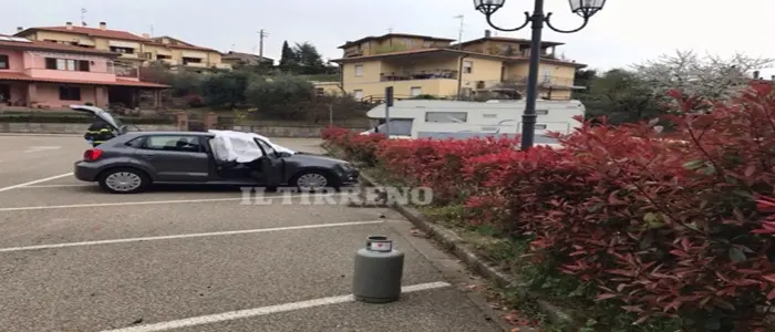 Si uccide in auto con il gas, nella vettura anche il figlio di 9 anni che riesce a salvarsi