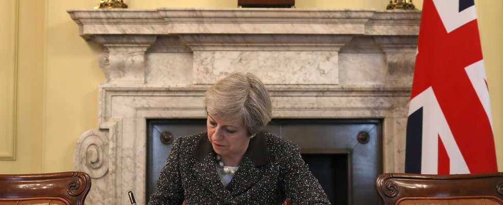 Brexit, consegnata alla Ue la lettera firmata dalla premier May. Tusk: "Non è un giorno felice"
