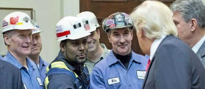 Ambiente, Trump firma decreto per ritorno al carbone