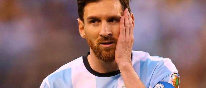Insulti all'arbitro, quattro giornate di squalifica per Messi: non giocherà già con la Bolivia