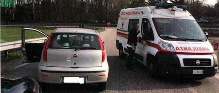 Torino: bloccano l'ambulanza che trasporta un malato grave e vantano il gesto sui social. Denunciati