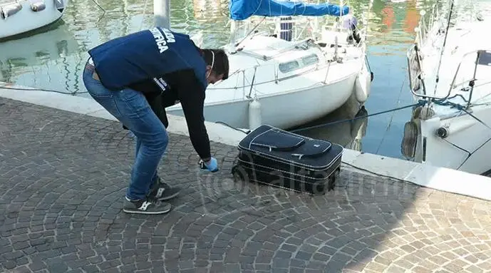 Cadavere ritrovato in un trolley, la donna è morta di stenti