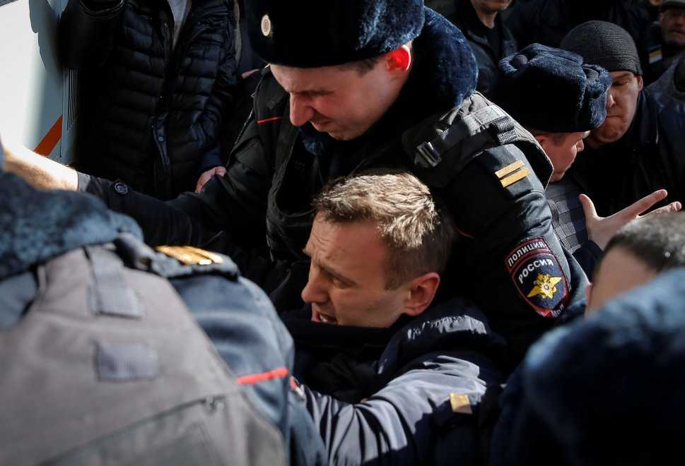 Il leader dell'opposizione russa, Alexei Navalny, fermato dalla polizia durante una manifestazione