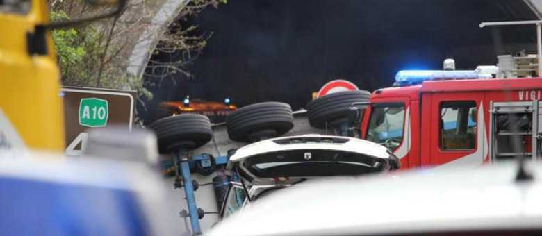 Savona: tir travolge operai in autostrada, due morti